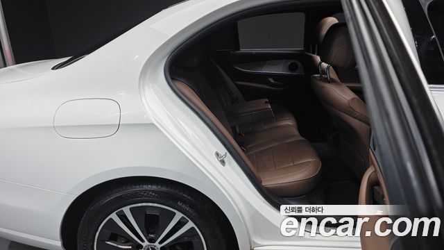 Mercedes-Benz E-Class 2021 — photo 17
