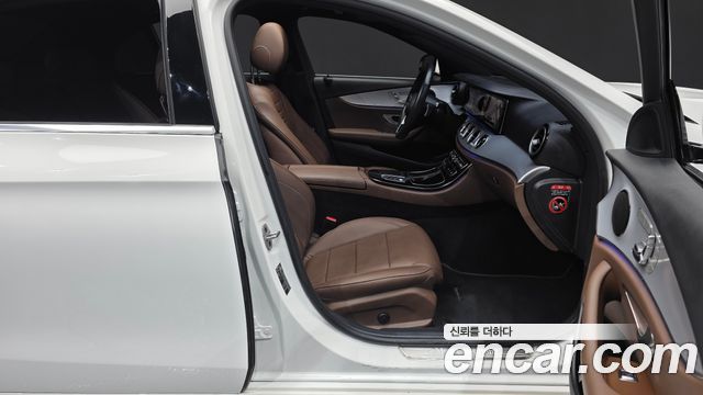 Mercedes-Benz E-Class 2021 — photo 16