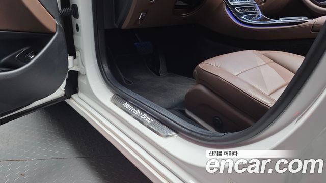 Mercedes-Benz E-Class 2021 — photo 32