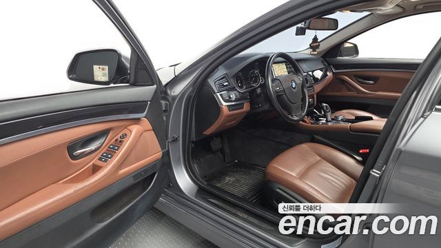 BMW 5-Series 2015 — photo 10