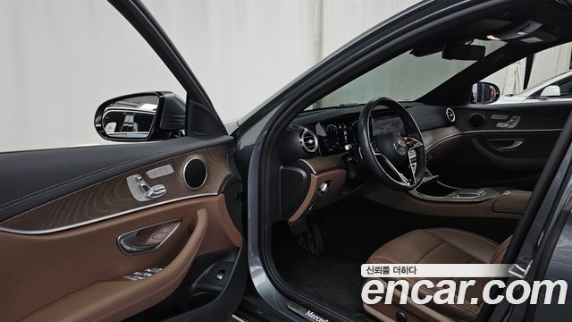 Mercedes-Benz E-Class 2022 — photo 13