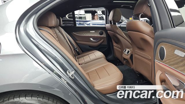 Mercedes-Benz E-Class 2022 — photo 18