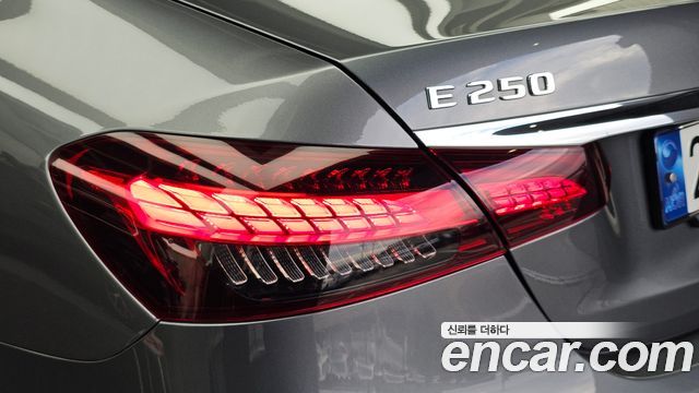 Mercedes-Benz E-Class 2022 — photo 9