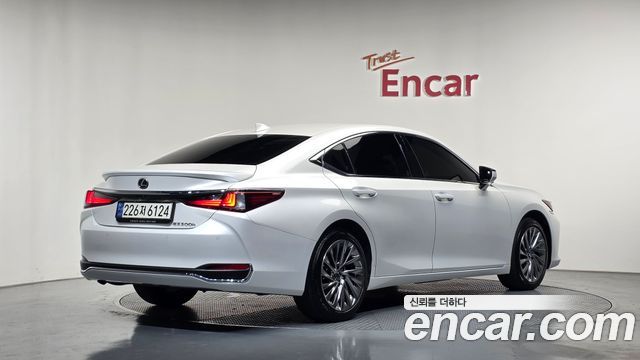 Lexus ES 2025 — photo 2