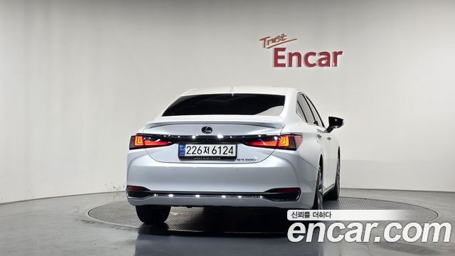 Lexus ES 2025 — photo 4