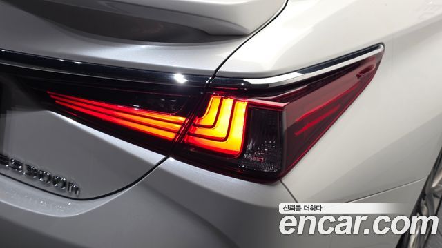 Lexus ES 2025 — photo 9
