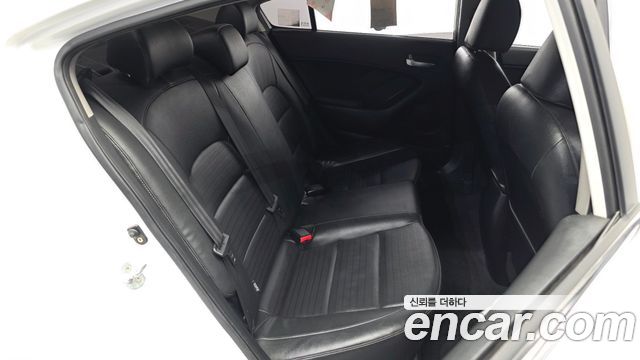Kia K3 2016 — photo 18