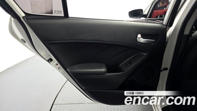 Kia K3 2016 — photo 15