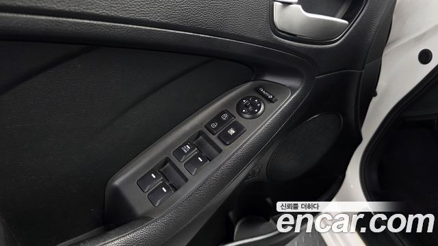 Kia K3 2016 — photo 27