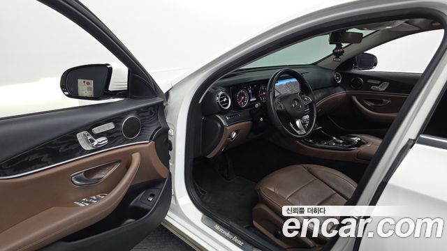 Mercedes-Benz E-Class 2017 — photo 10
