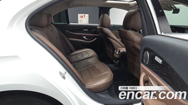 Mercedes-Benz E-Class 2017 — photo 12