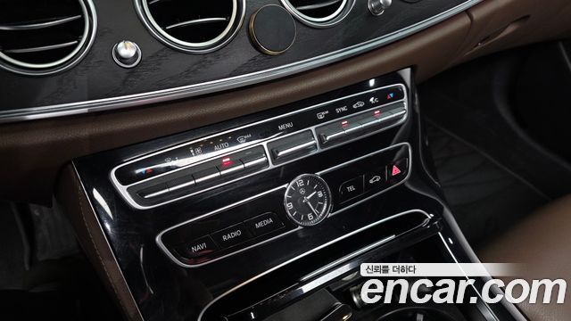 Mercedes-Benz E-Class 2017 — photo 18