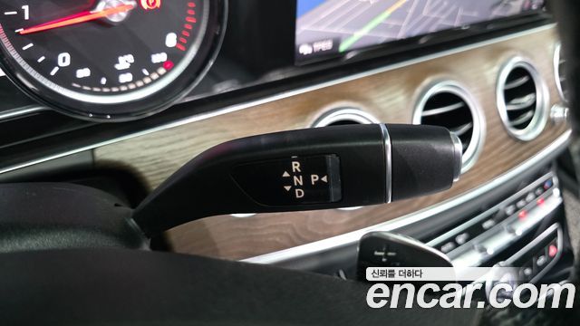 Mercedes-Benz E-Class 2018 — photo 12