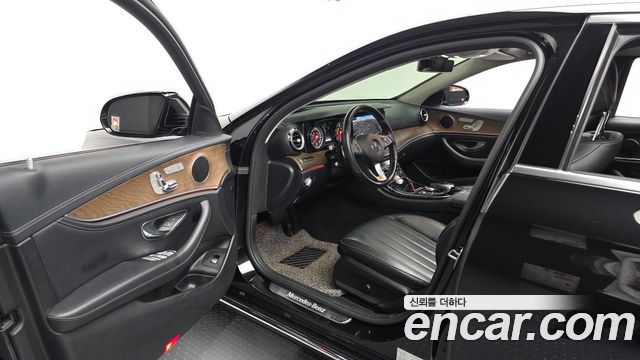 Mercedes-Benz E-Class 2018 — photo 13