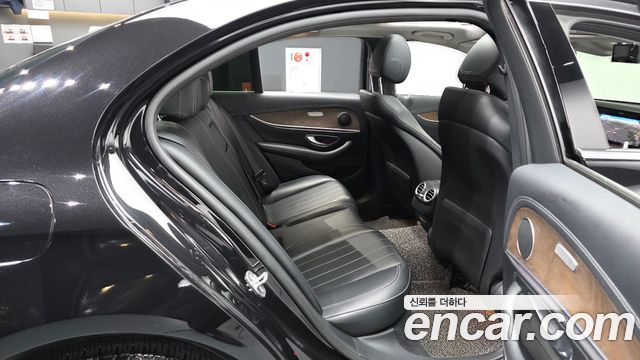 Mercedes-Benz E-Class 2018 — photo 18