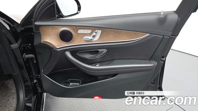 Mercedes-Benz E-Class 2018 — photo 14