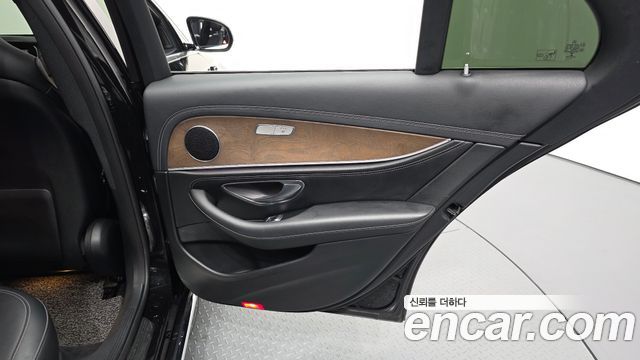 Mercedes-Benz E-Class 2018 — photo 15