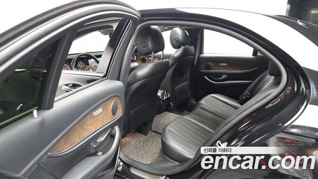 Mercedes-Benz E-Class 2018 — photo 16