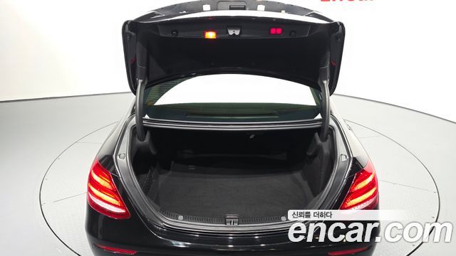 Mercedes-Benz E-Class 2018 — photo 27