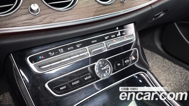 Mercedes-Benz E-Class 2018 — photo 32