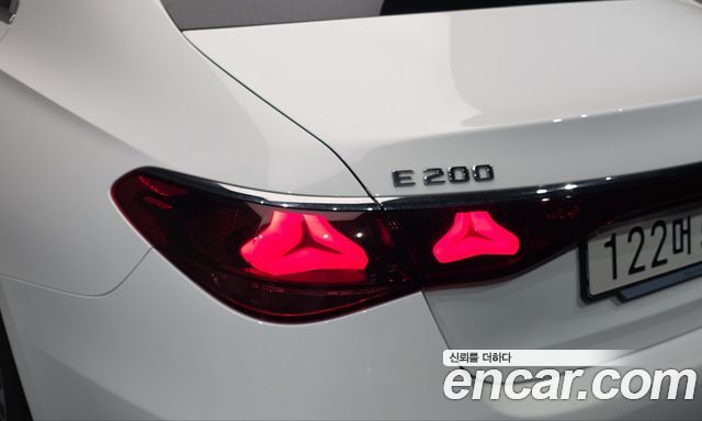 Mercedes-Benz E-Class 2026 — photo 9