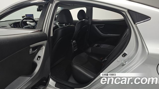 Hyundai AVANTE 2016 — photo 12