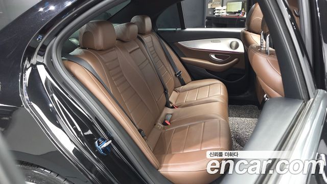 Mercedes-Benz E-Class 2020 — photo 18
