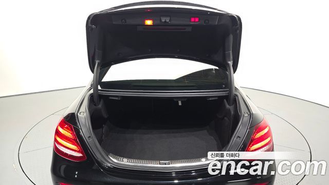 Mercedes-Benz E-Class 2020 — photo 26