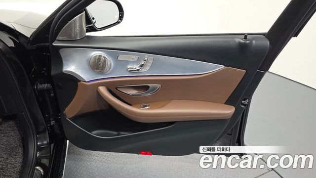 Mercedes-Benz E-Class 2020 — photo 14