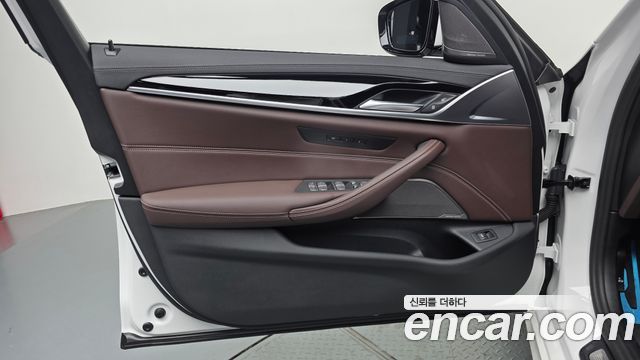 BMW 5-Series 2023 — photo 14