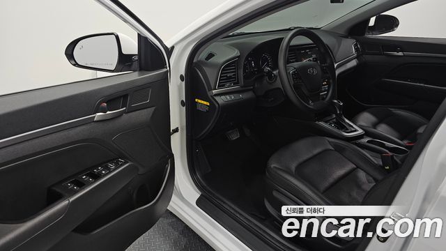 Hyundai AVANTE 2018 — photo 11