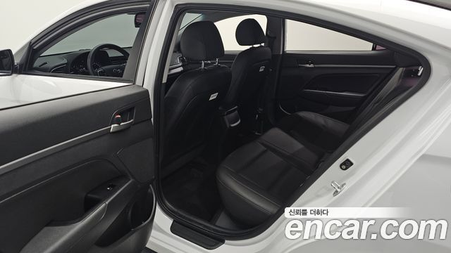 Hyundai AVANTE 2018 — photo 12