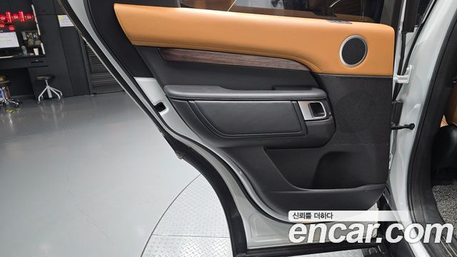 Land Rover Discovery 2018 — photo 15