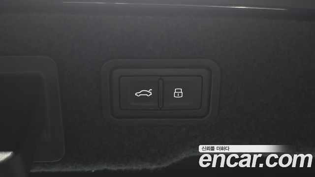 Audi A8 2020 — photo 32