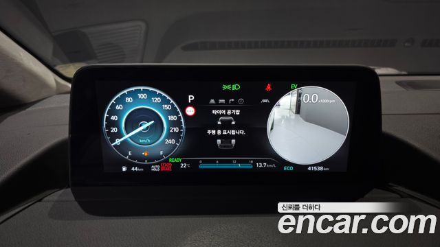 Hyundai Staria 2025 — photo 11