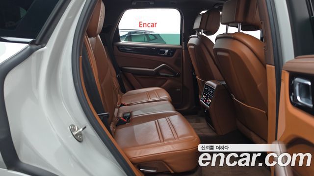 Porsche Cayenne 2021 — photo 17