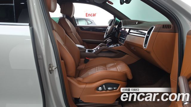 Porsche Cayenne 2021 — photo 16