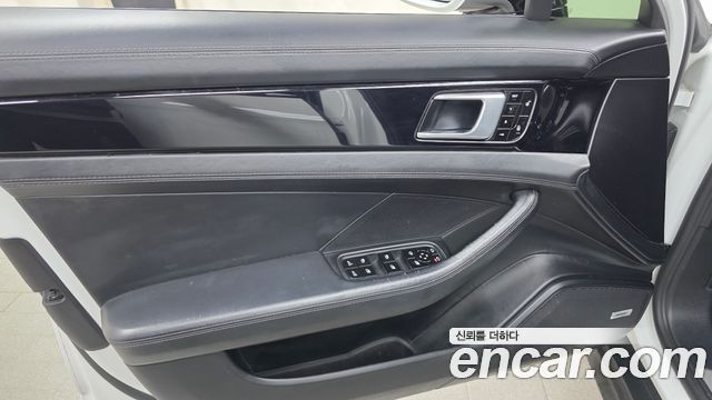 Porsche Panamera 2018 — photo 14