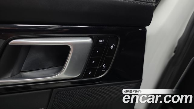 Porsche Panamera 2018 — photo 33