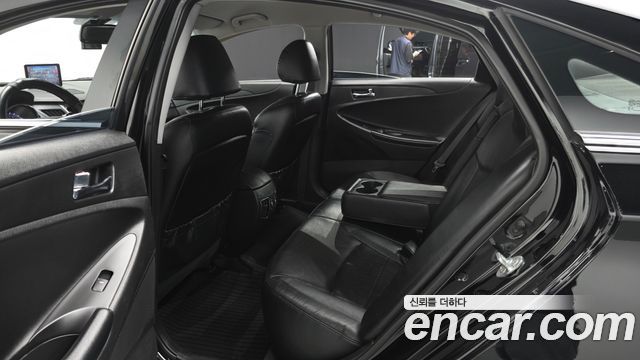 Hyundai Sonata 2011 — photo 17