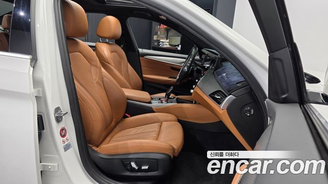 BMW 5-Series 2018 — photo 11