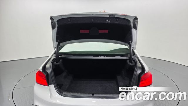 BMW 5-Series 2018 — photo 20