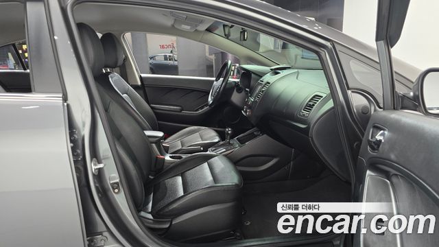Kia K3 2015 — photo 16