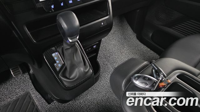 Hyundai Staria 2025 — photo 9