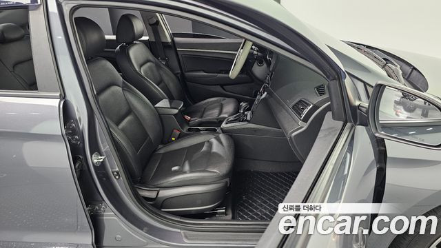 Hyundai AVANTE 2018 — photo 13