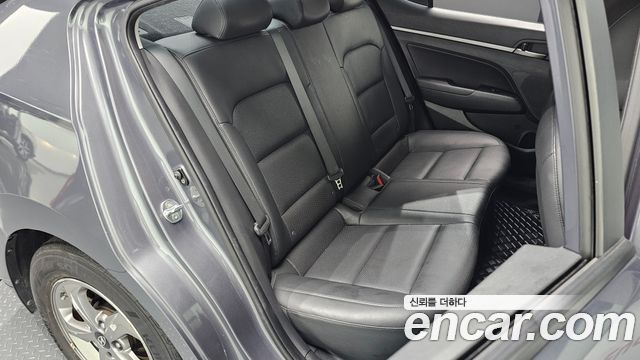 Hyundai AVANTE 2018 — photo 17