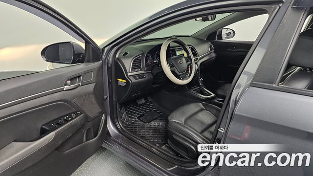 Hyundai AVANTE 2018 — photo 16