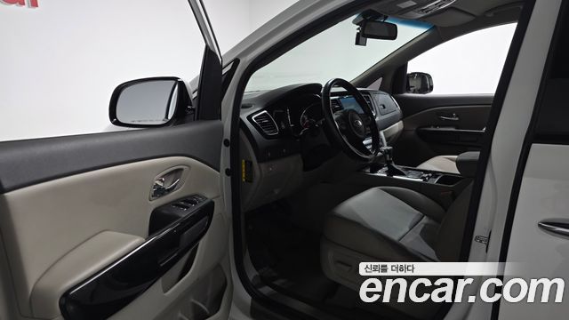 Kia Canival 2017 — photo 13