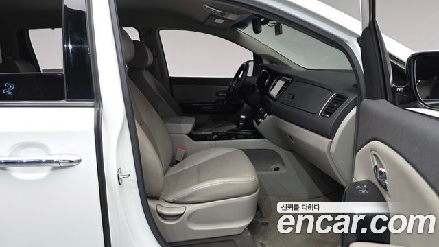 Kia Canival 2017 — photo 16