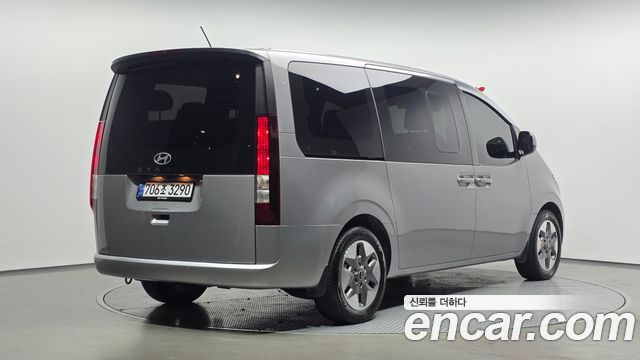 Hyundai Staria 2025 — photo 2